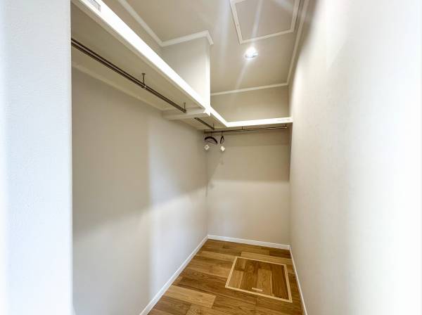 奥行きのあるWICは上部の棚スペースも収納力たっぷり