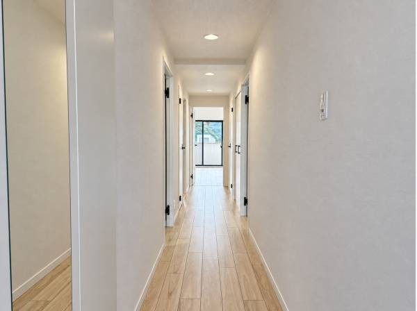 奥へと続く木目の廊下が住空間をつなぎ、帰るたび心ほどける穏やかな毎日へ