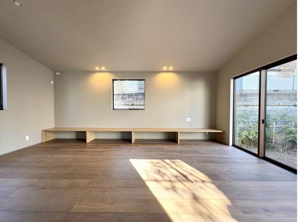 壁面の落ち着きと 自然光のバランスが心地よい空間