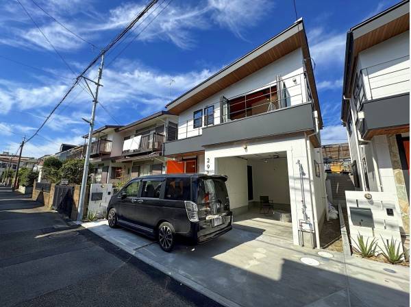 ガレージ前にも1台駐車可能。こうすると間口の広さがよく分かりますね。
