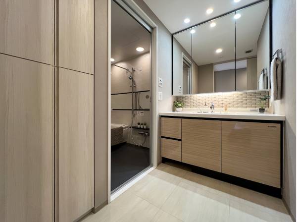 洗練さの中に温もりが広がるパウダールーム