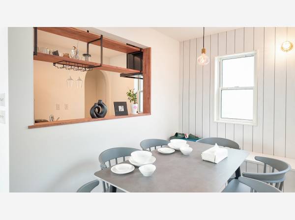 自然と会話が弾みそうな暖かみ溢れるダイニング