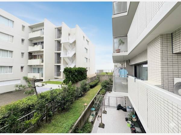 バルコニーからはちらっと海が見えます