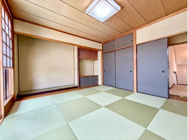 一新された畳の清々しい香りが心地よい和室