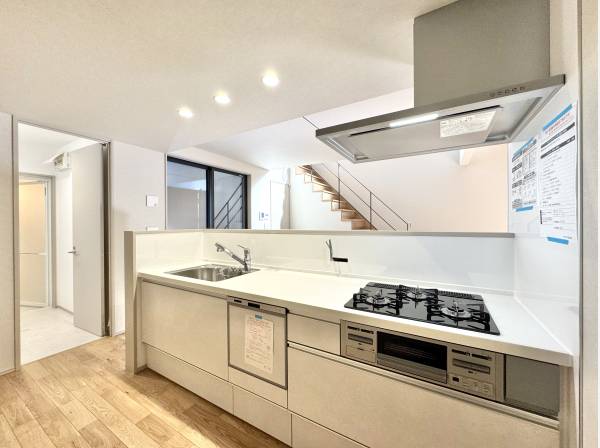 料理が映える、静寂のモダンキッチン。