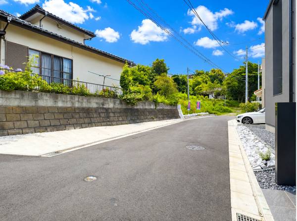 幅員約5.5mの前面道路で、車の出し入れもゆとりがあります。