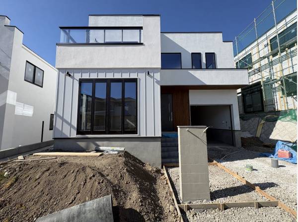 青空に映える白亜の外観