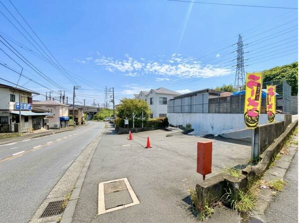 店舗から20m先の駐車スペース。ゆとりある広さです。