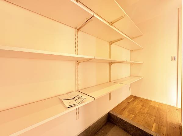 ウォークスルー可能なシューズクローク