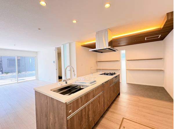 憧れのアイランドキッチンを採用、収納スペースも広く安心です