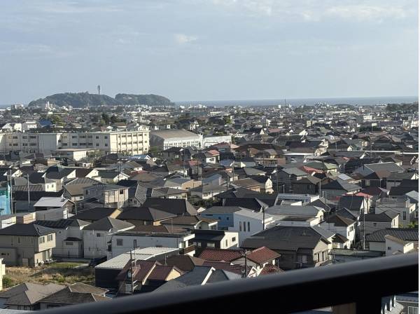 バルコニーから見ています、江の島と海が見えています