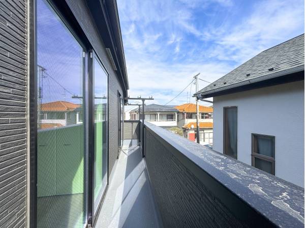 気持ちの良い朝日の明るさで一日をスタートできる南東向きバルコニー