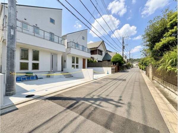 前面道路は駐車にもストレスフリーな広さ