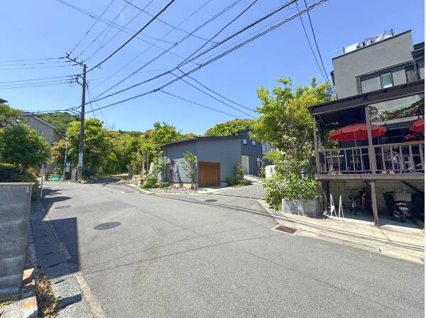 道路向かいにはオシャレなカフェと、左奥へ進むと「鎌倉能舞台」が近所に。