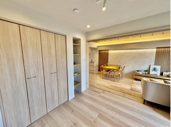 LDKの隣の部屋が開閉できます。