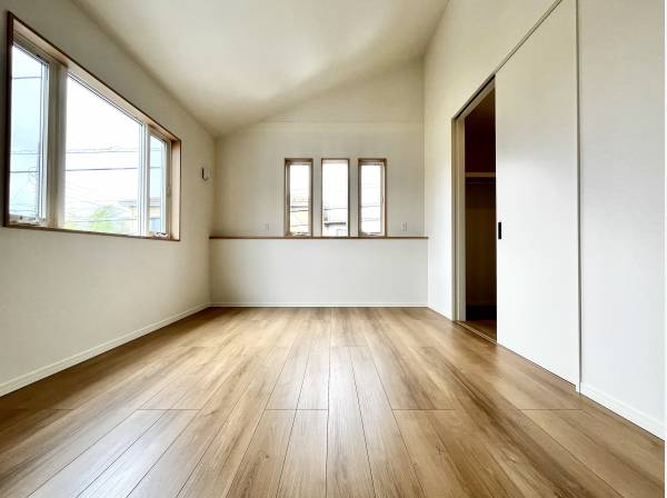 洋室は全４部屋とゆったりです。