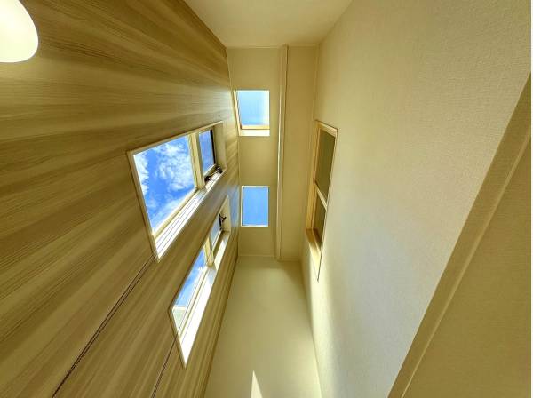 吹き抜けを見上げるとこんな感じ。青空がきれい…。