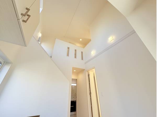 吹き抜けの玄関ホール