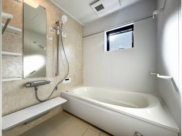 バスルームには室内物干しバーがあり雨の日のお洗濯物も快適