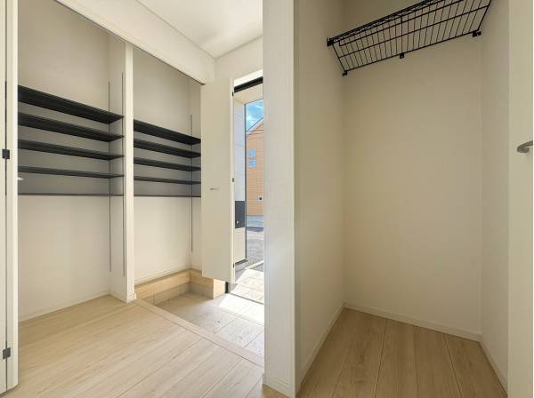 いつも綺麗な玄関を保てる秘訣はこの豊富な収納