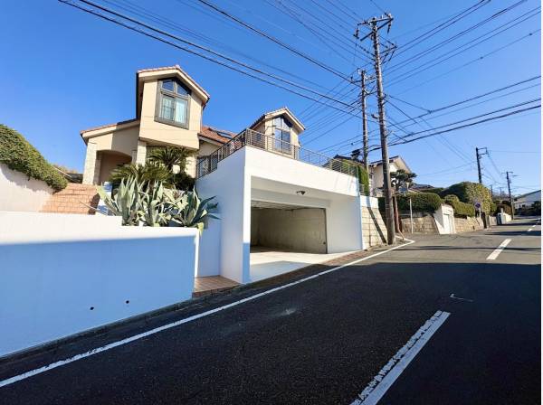 前面道路も広く、駐車しやすい！