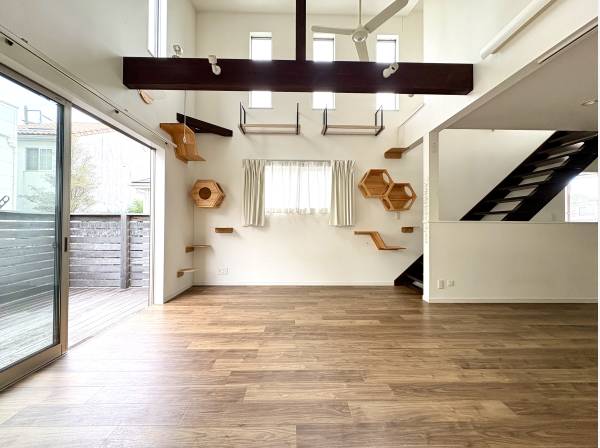 リビングからウッドデッキへはシームレスに繋がります。