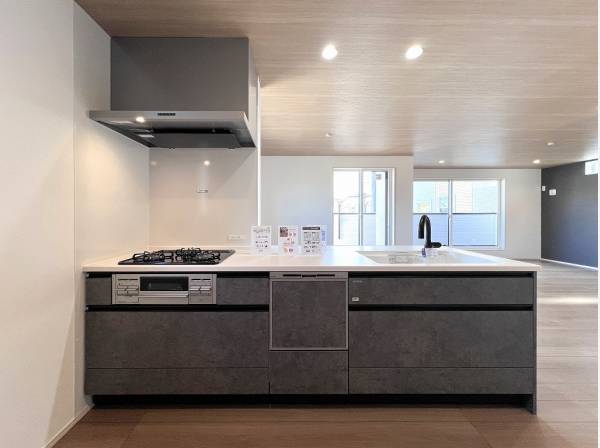 リビングの先まで見渡せる対面式キッチン