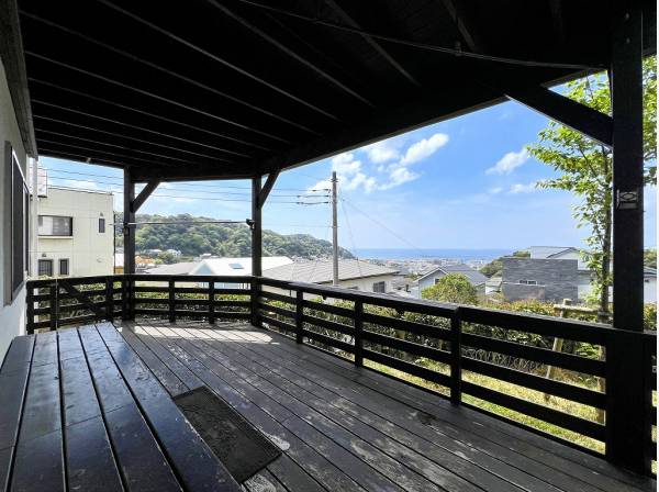 ウッドデッキに設えたベンチは夏の陽光を遮るクールダウンスポット