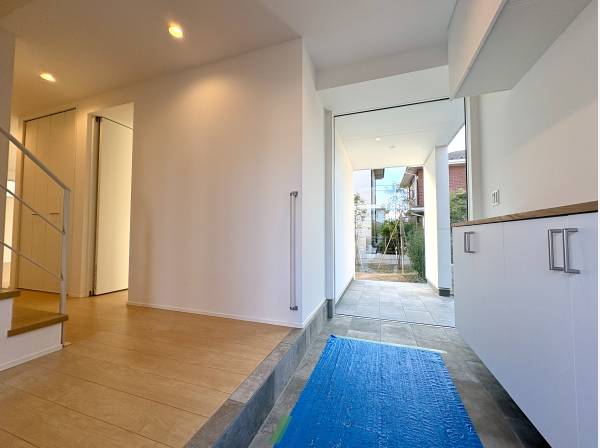 玄関からそのまま庭へと視線が抜ける心地よいアプローチ