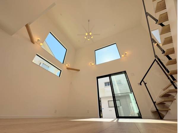 吹き抜け構造で自然と家族が集まるような空間づくりに