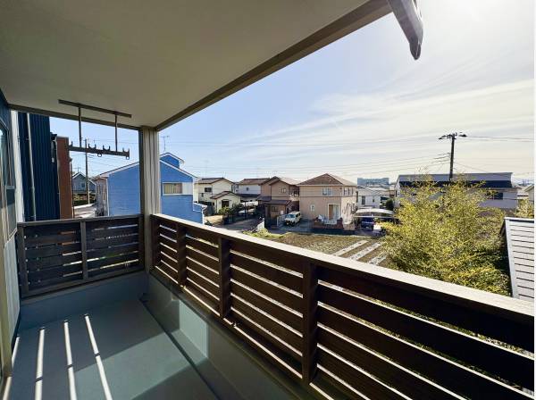 バルコニーは周辺に高い建物がないため風通し良好！