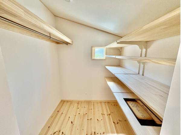 各部屋の棚も全て天然の木材を使用しております。