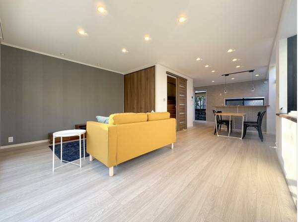 クロスやダウンライトが彩る22帖超の開放的LDK