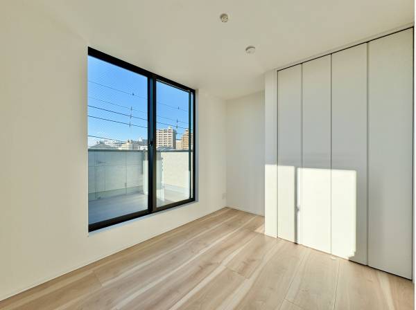 太陽の光を沢山取り込める大きな窓。