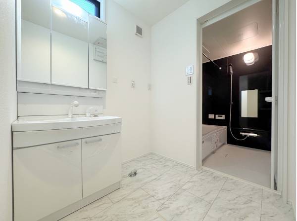 玄関近くに配置された快適同線のバス＆サニタリー