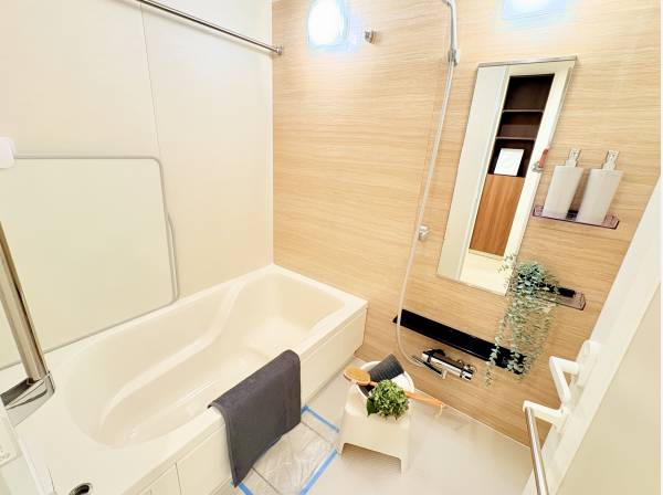 木目調パネルが癒やしを演出する、くつろぎのバスルーム