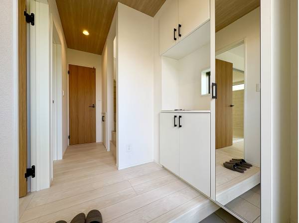 収納たっぷりな玄関ホール