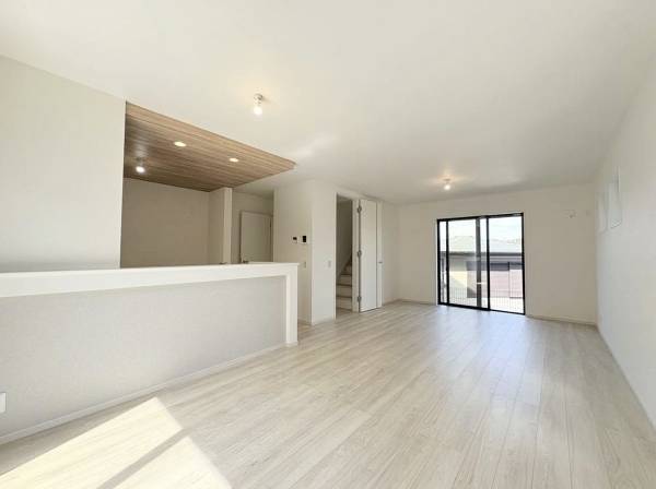 陽光が差し込み、部屋全体を明るくしてくれます。