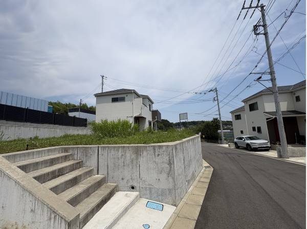 区画内道路幅は約６mと広いので、駐車も楽なアプローチ