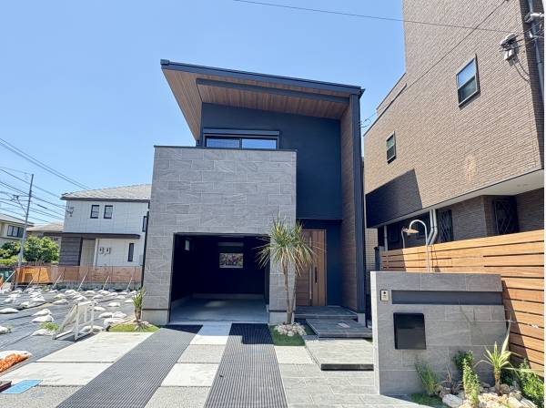 高級感と重厚感を纏うお住まいです