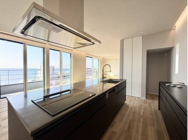 空間が広く見えるアイランドキッチン