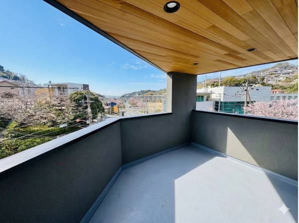 バルコニーには屋根があるので、雨が降っても安心です！