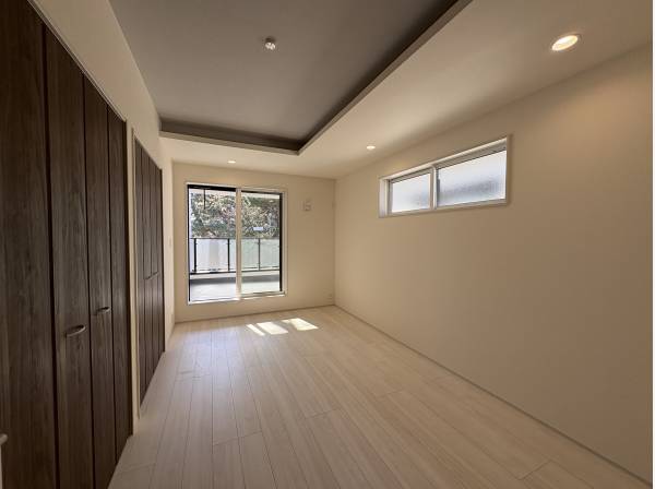 折上天井でお部屋もお洒落な空間に。朝起きて緑が視界に入ります