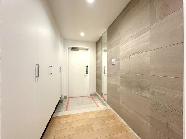 玄関にはエコカラットを採用し収納もたっぷり