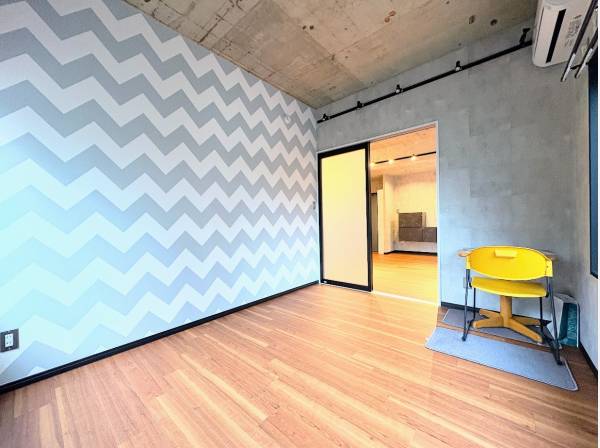 遊び心あるクロスの洋室