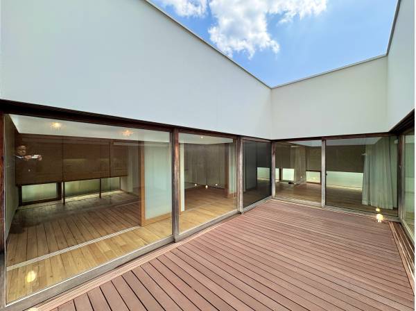 爽快な青い空を感じる心地よさを、存分に堪能いただける邸宅です