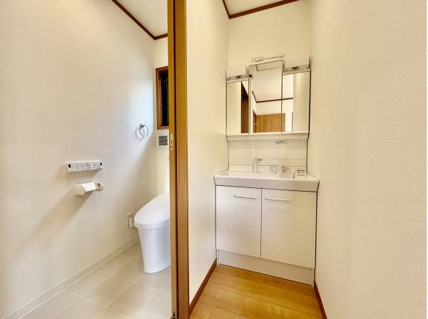 トイレは2か所あり、洗面台も2か所あります！