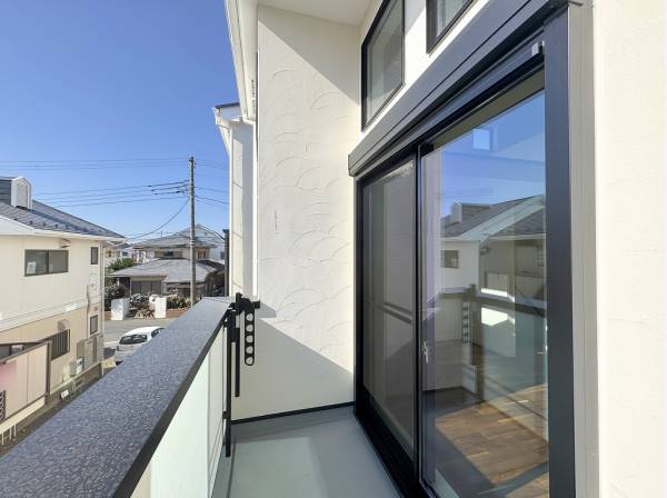 LDKに隣接した陽当たりの良い南向きバルコニー