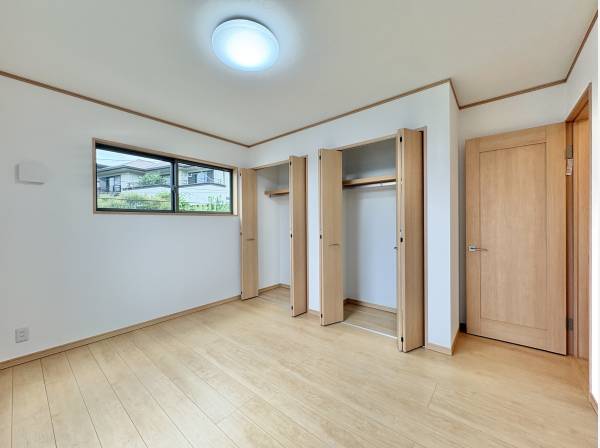 室内は飽きのこないシンプルモダンな仕上げ
