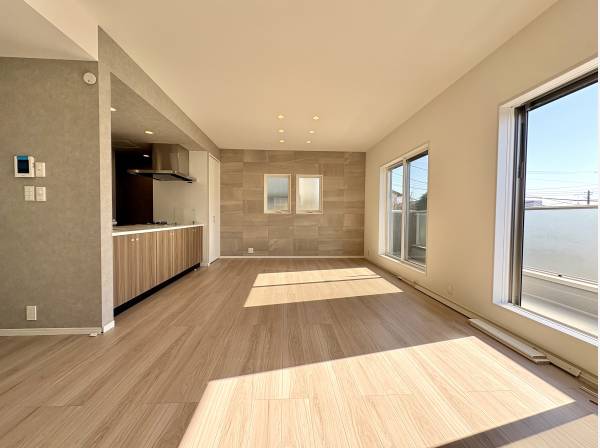 リビングには床暖房を完備、日当たり良好な現地です。